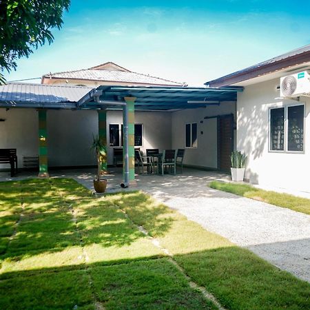 Adorable 3-Bedroom Home With Pool, Wi-Fi And Bbq Rembau ภายนอก รูปภาพ